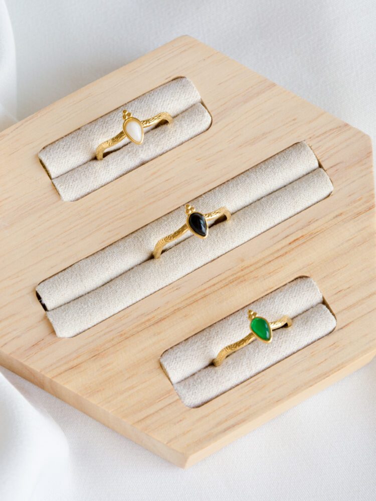 Aneis em Aço Dourados Ondulados Orientais