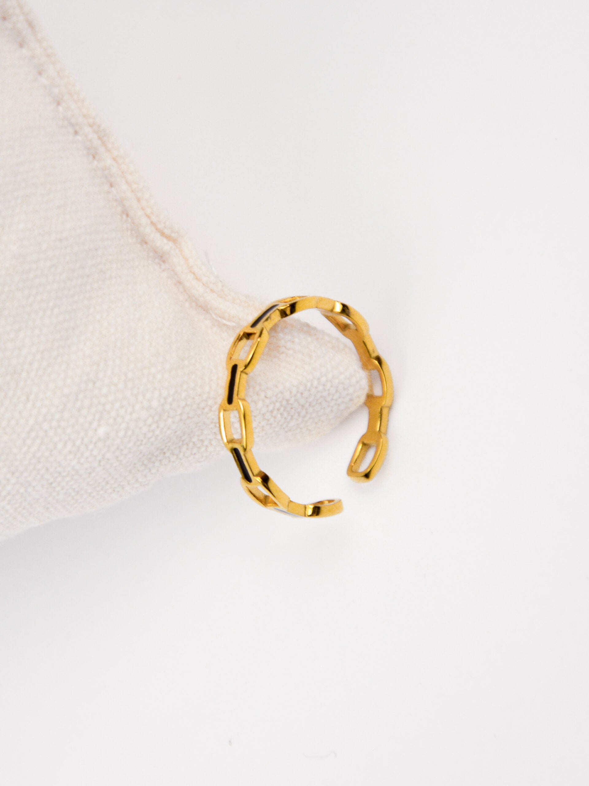 Anel em Aço Dourado Ajustável com Malha Preta