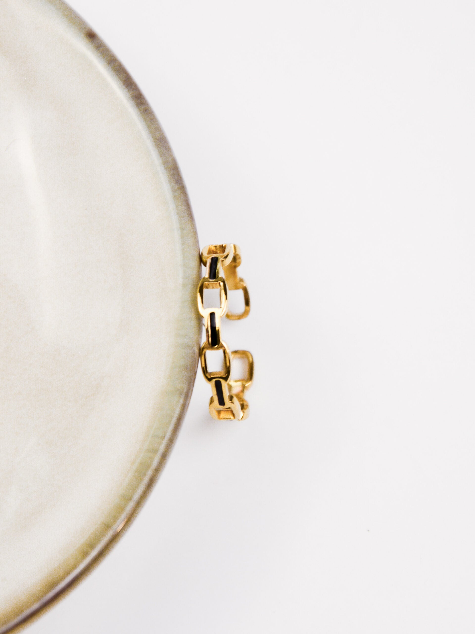 Anel em Aço Dourado Ajustável com Malha Preta