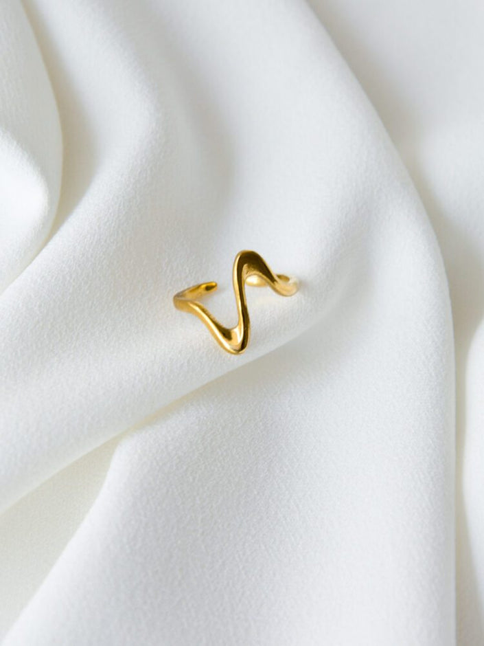 Anel em Aço Dourado ou Prateado Duplo V