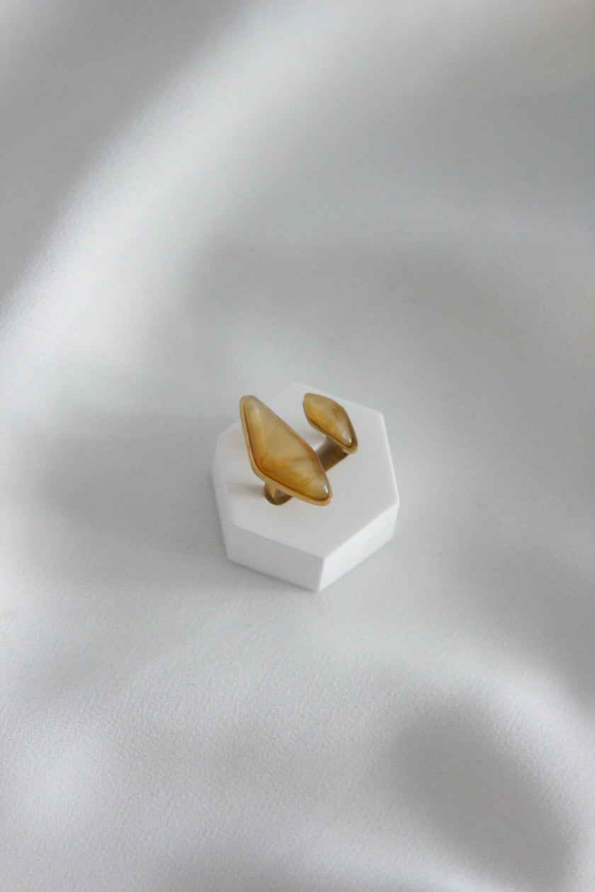 Anel em Aço Dourado Ajustável Bege