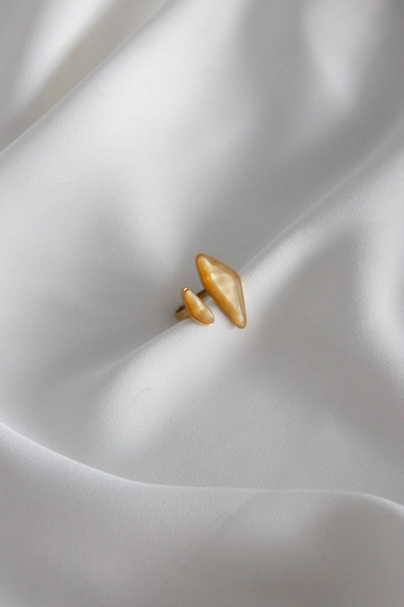 Anel em Aço Dourado Ajustável Bege