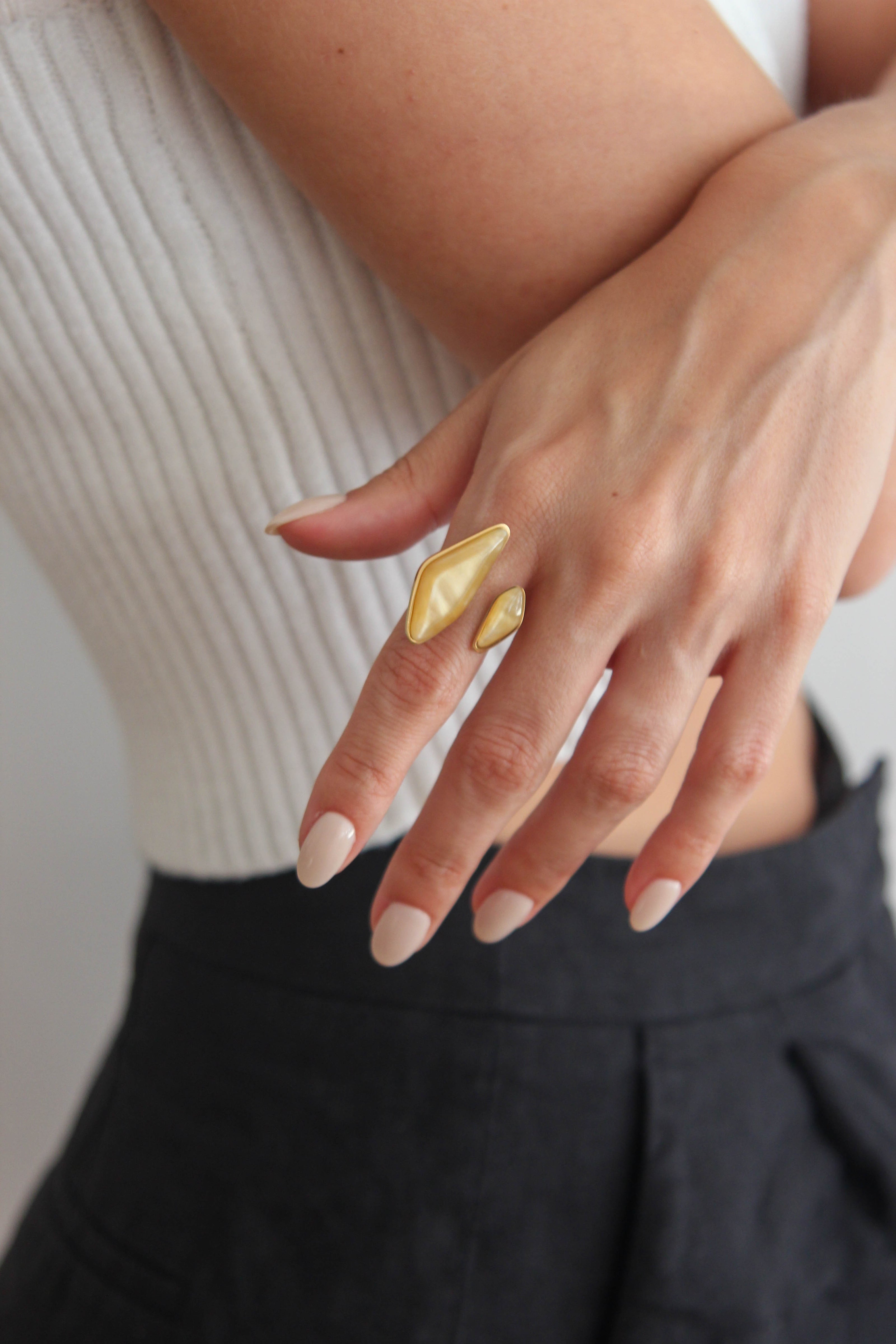 Anel em Aço Dourado Ajustável Bege