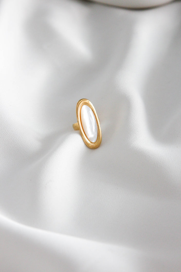 Anel em Aço Dourado Ajustável com Madrepérola Grande Oval