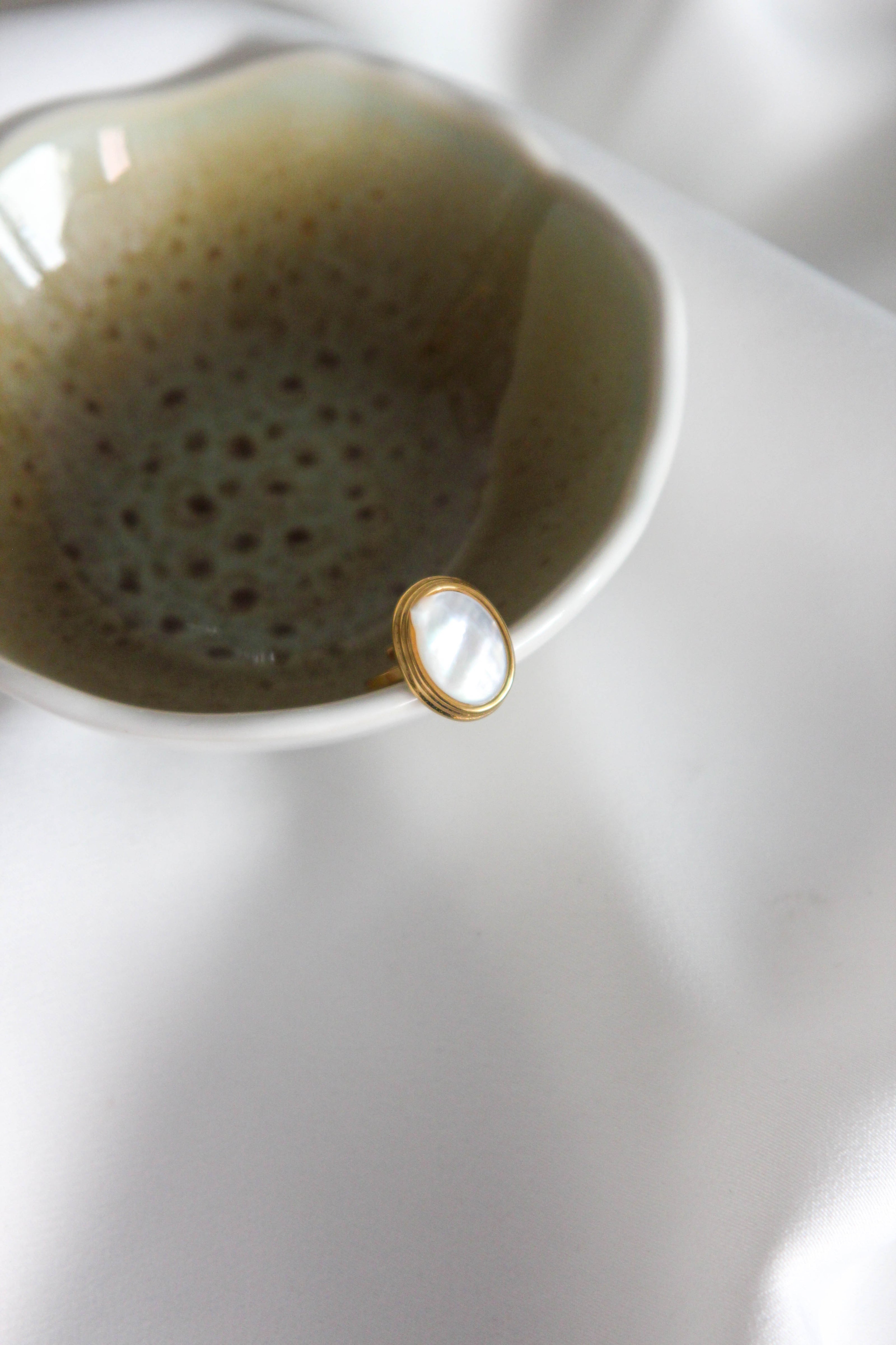 Anel em Aço Dourado Redondo Madrepérola
