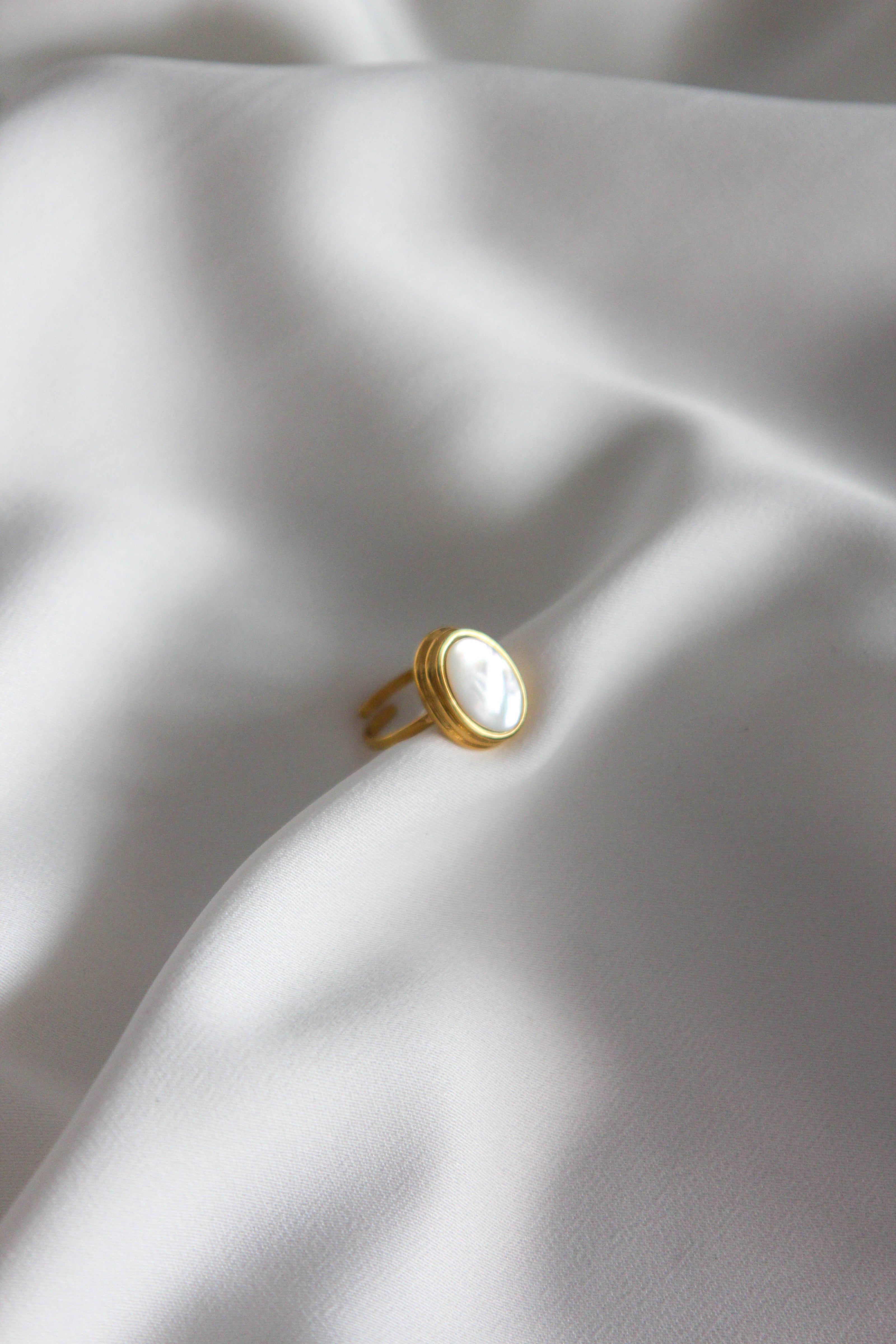 Anel em Aço Dourado Redondo Madrepérola