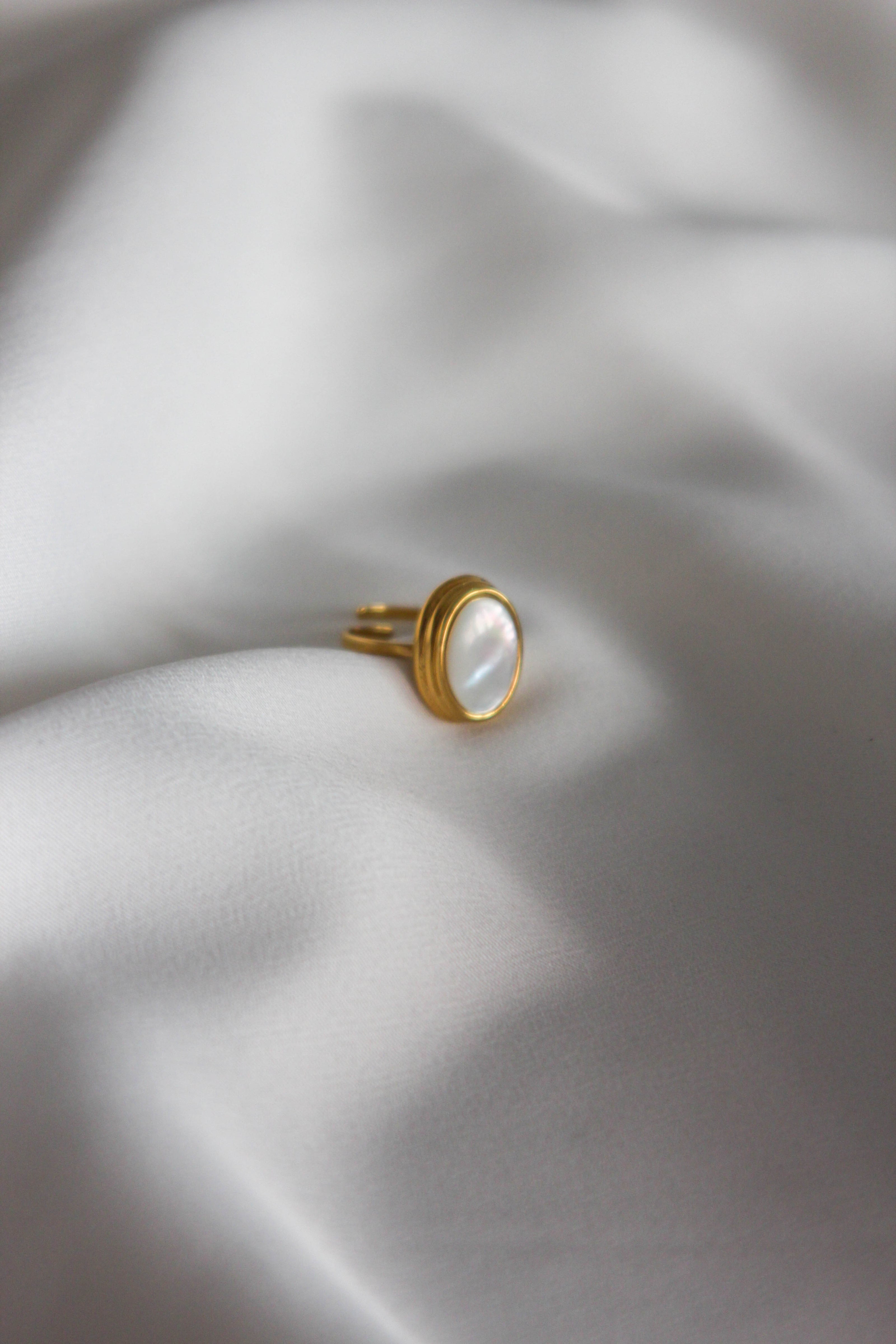 Anel em Aço Dourado Redondo Madrepérola