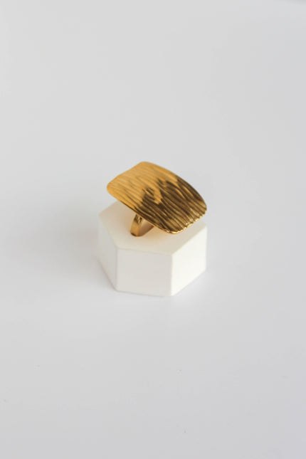 Anel em Aço Dourado Robusto Rectangular Trabalhado