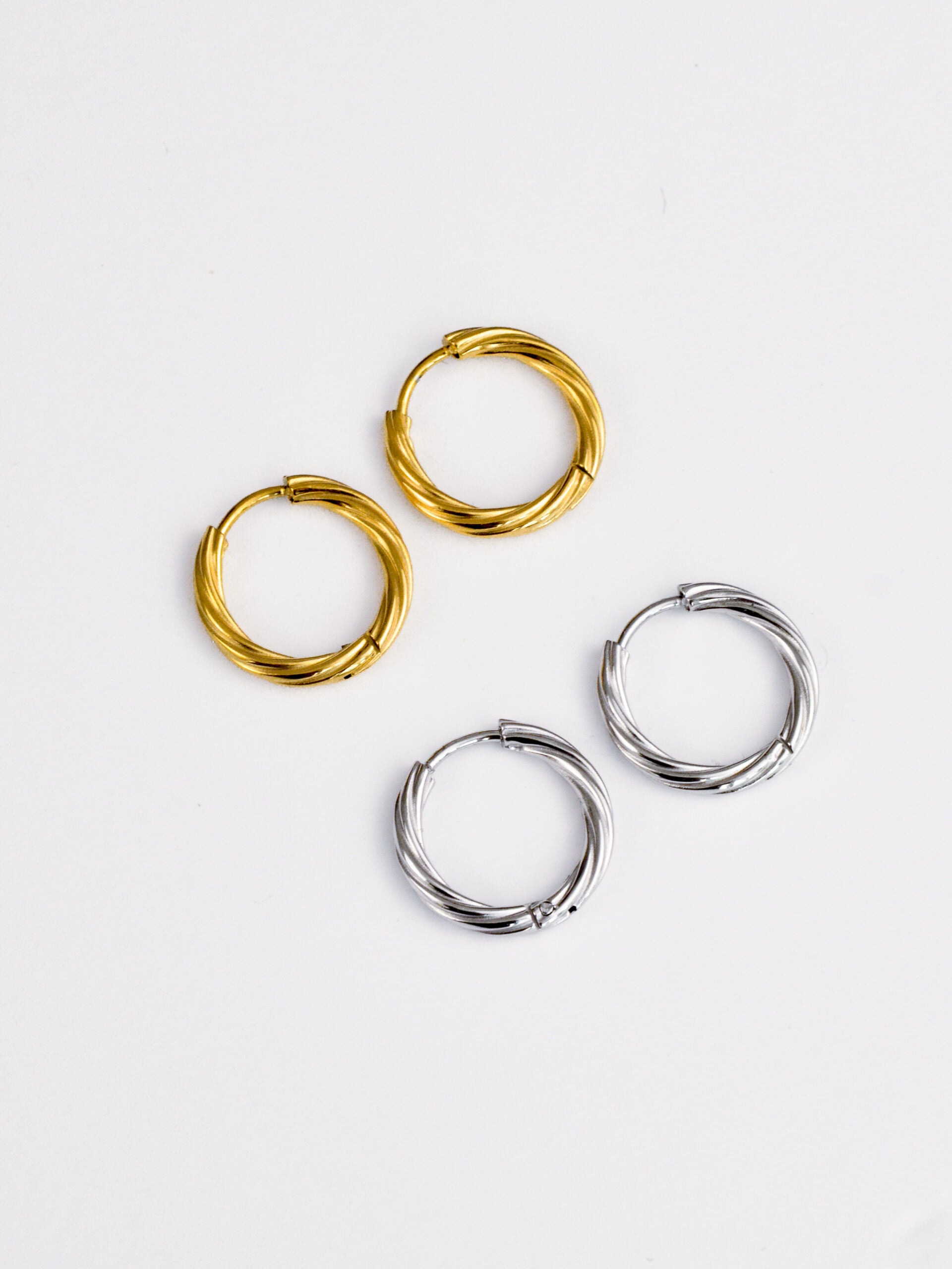 Argolas em Aço Torcidas Douradas ou Prateadas