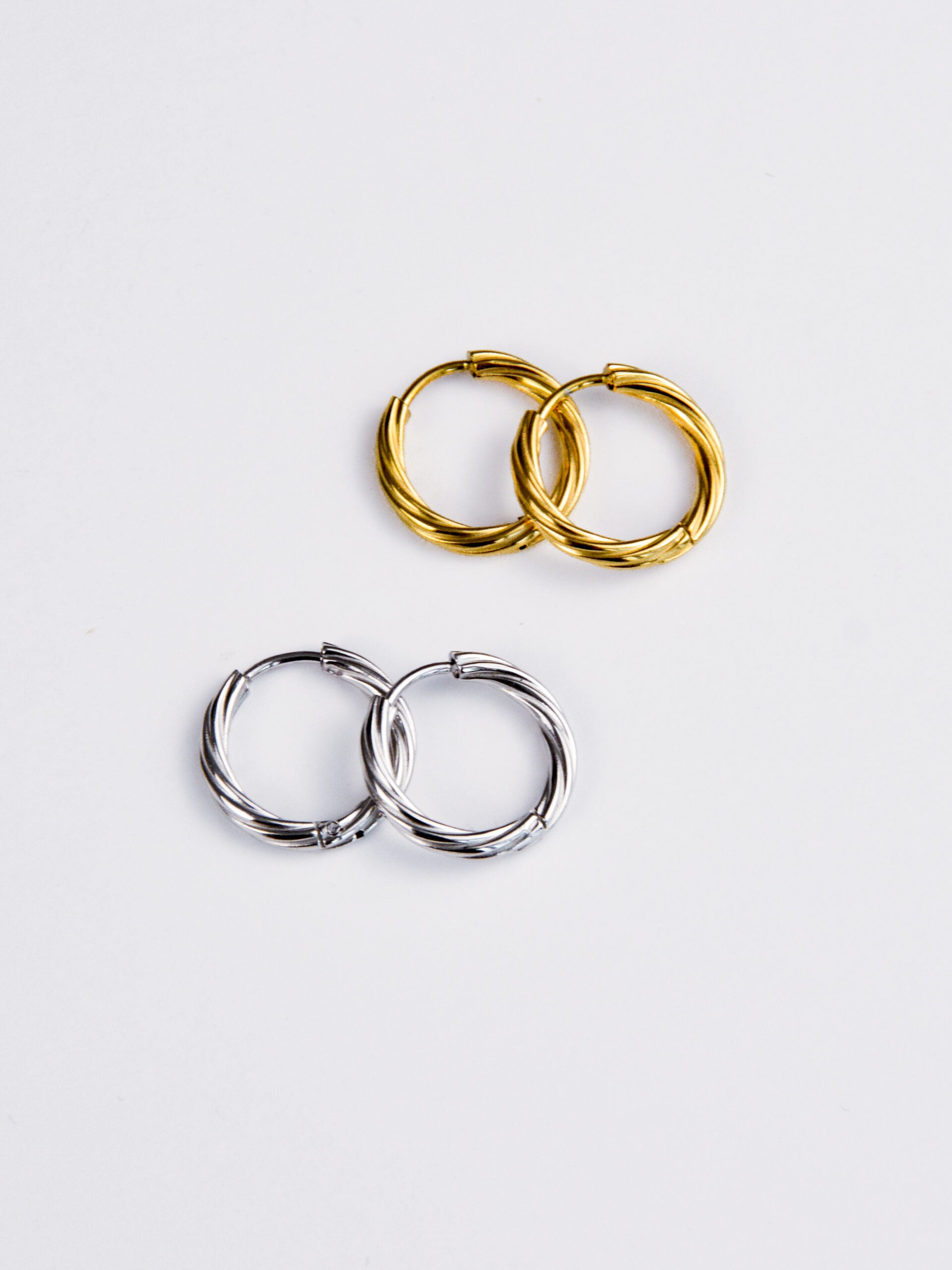 Argolas em Aço Torcidas Douradas ou Prateadas