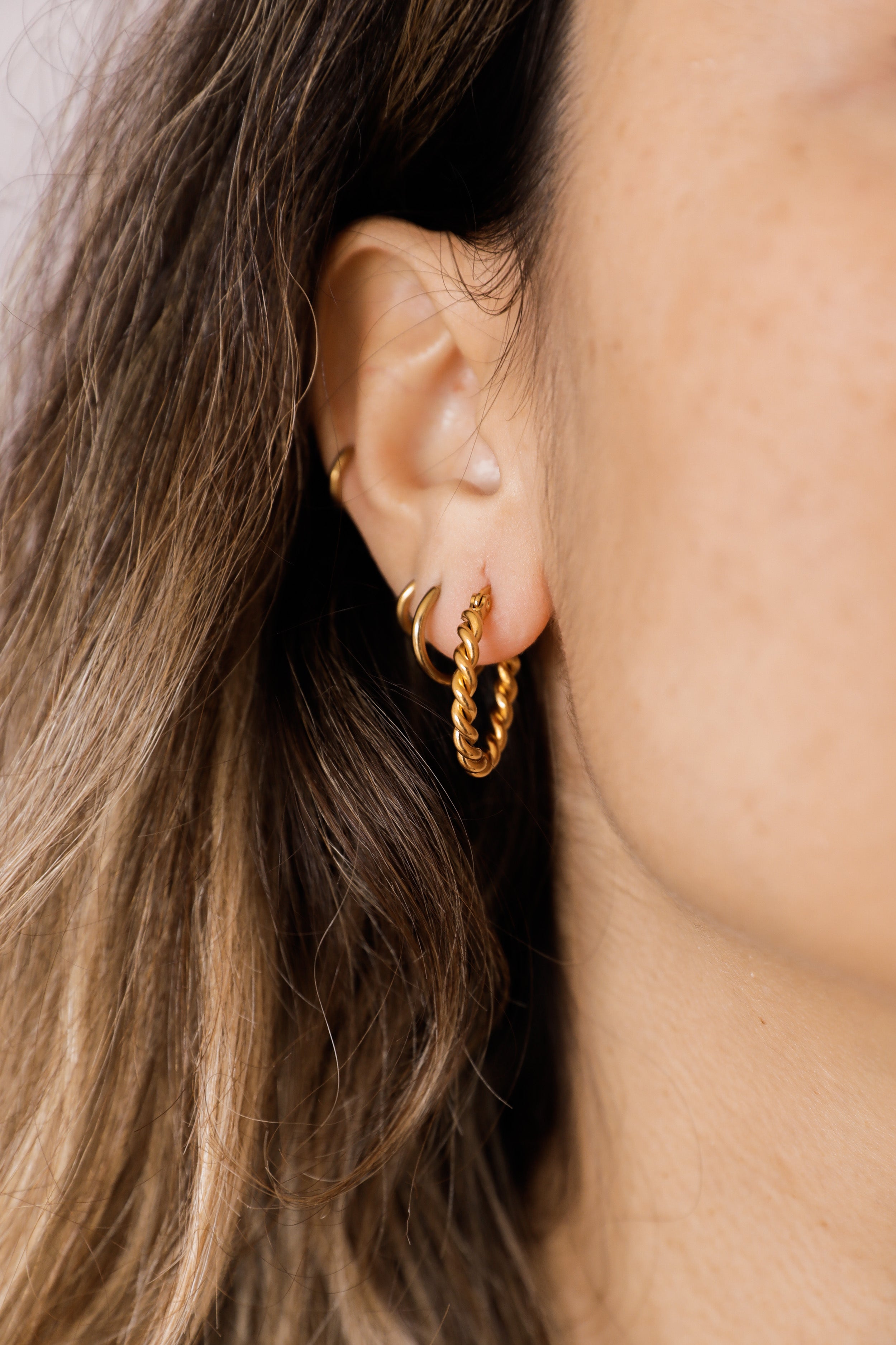 Argolas em Aço Douradas ou Prateadas Entrelaçadas