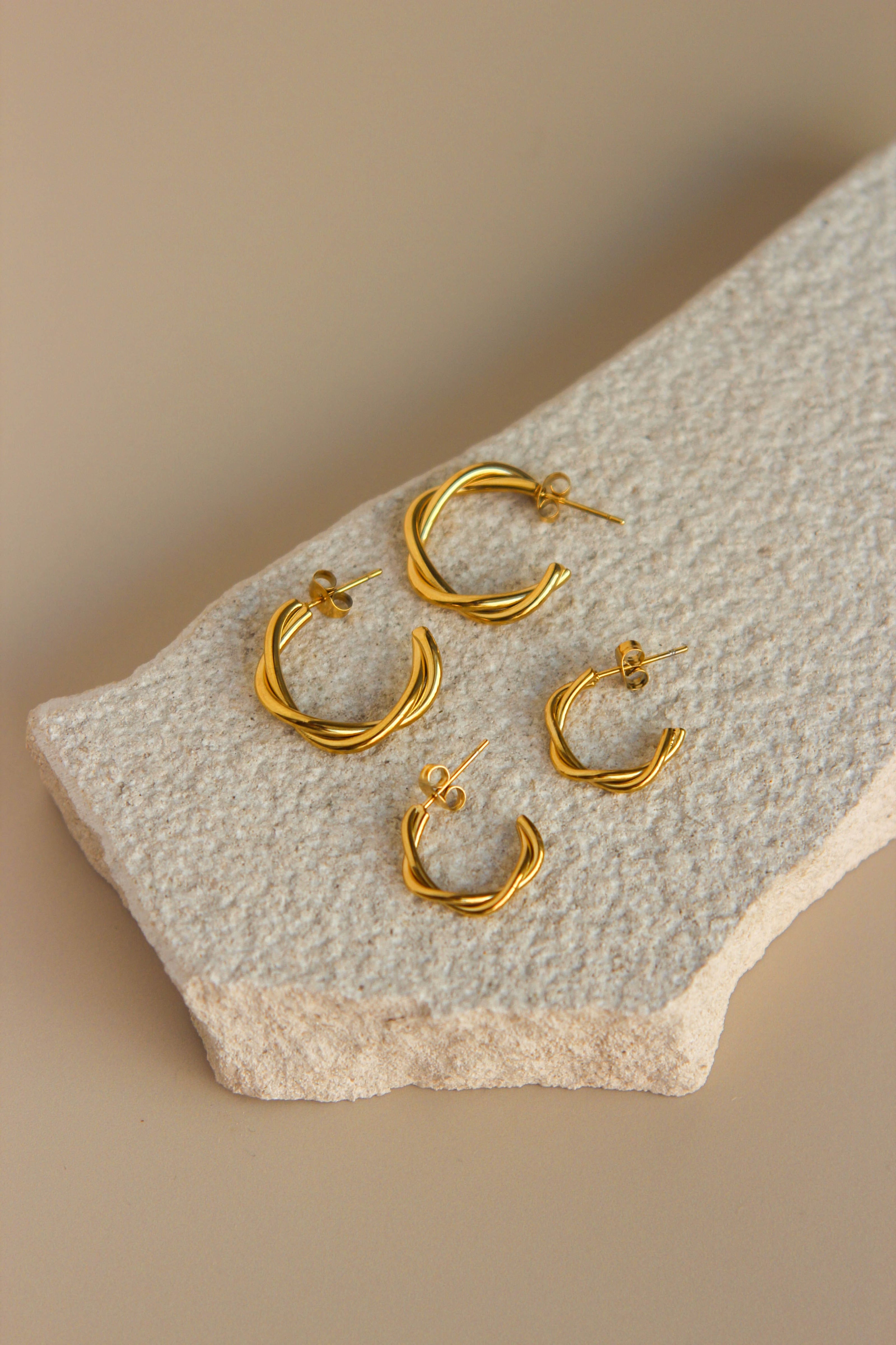 Argolas em Aço Torcidas Douradas ou Prateadas