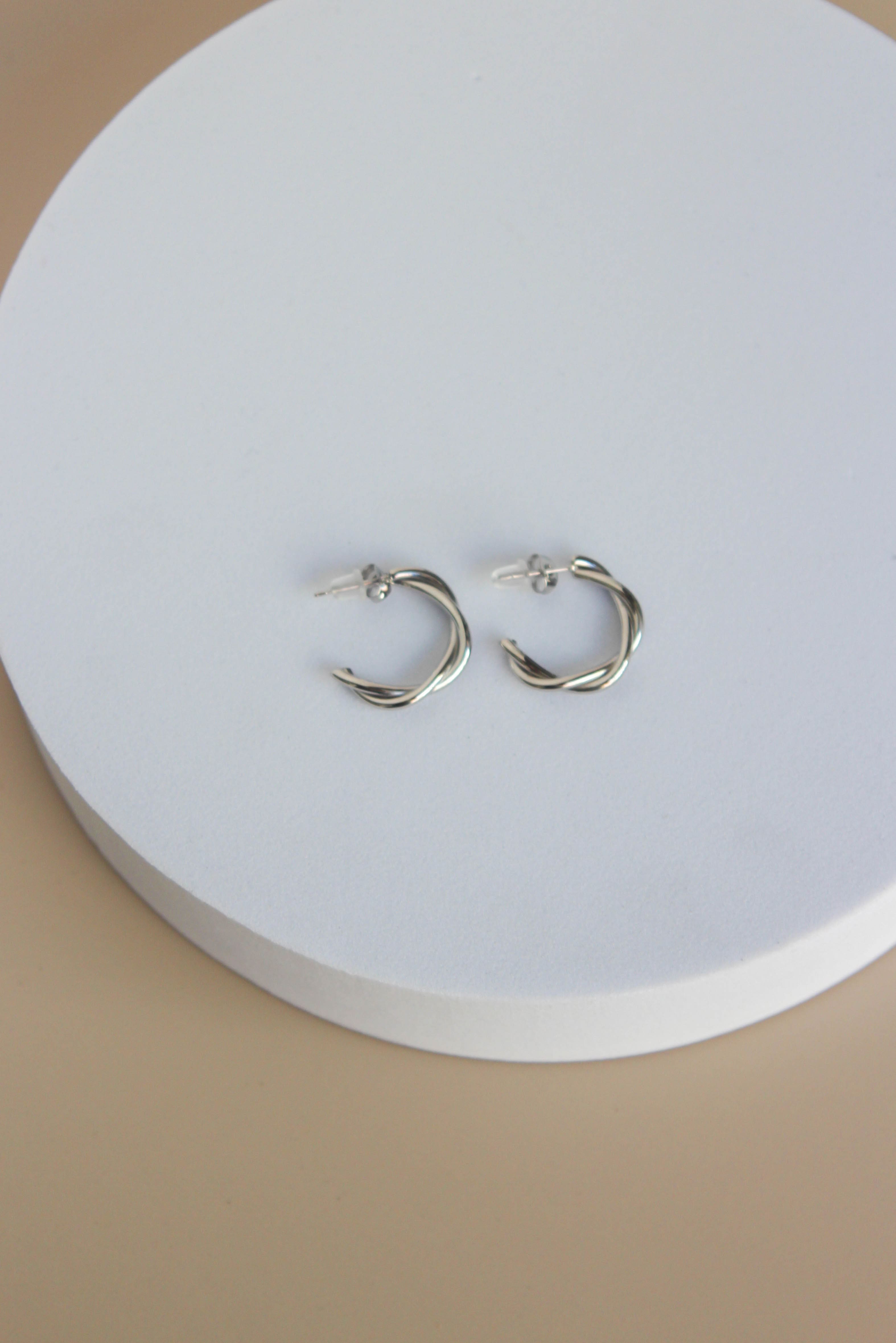 Argolas em Aço Torcidas Douradas ou Prateadas