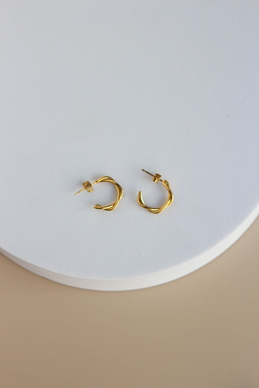 Argolas em Aço Torcidas Douradas ou Prateadas