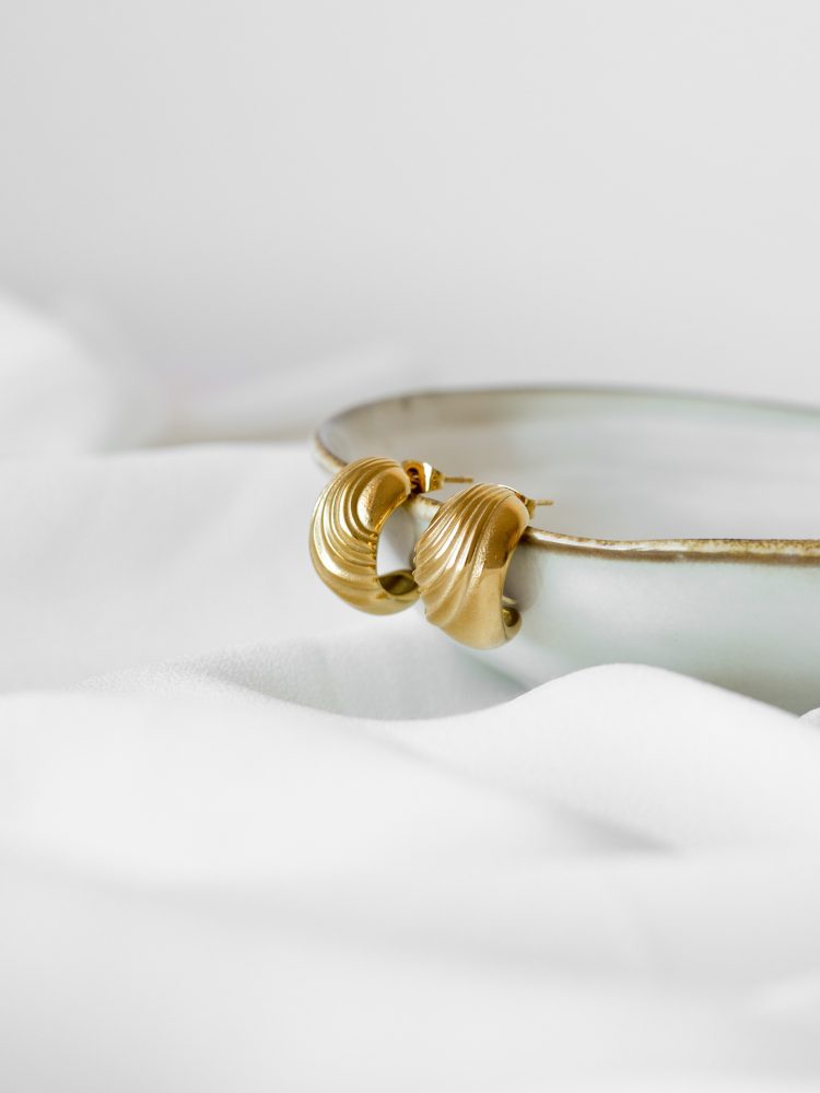 Brincos Contemporâneos com Torcido em Aço