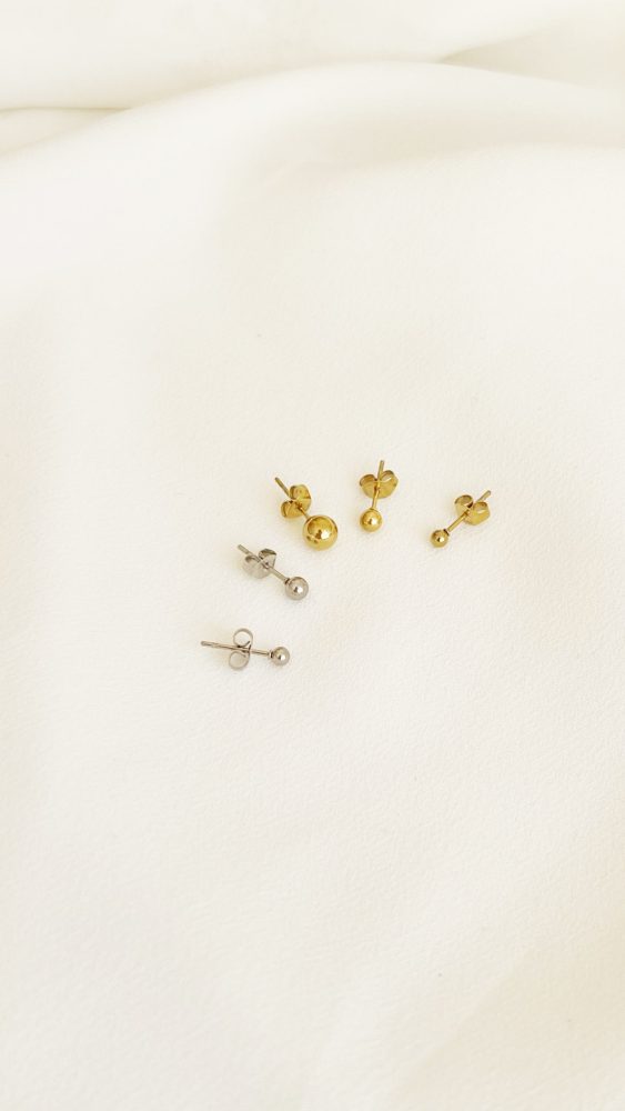 Brincos Pequeninos Esferas em Aço Douradas ou Pratedas