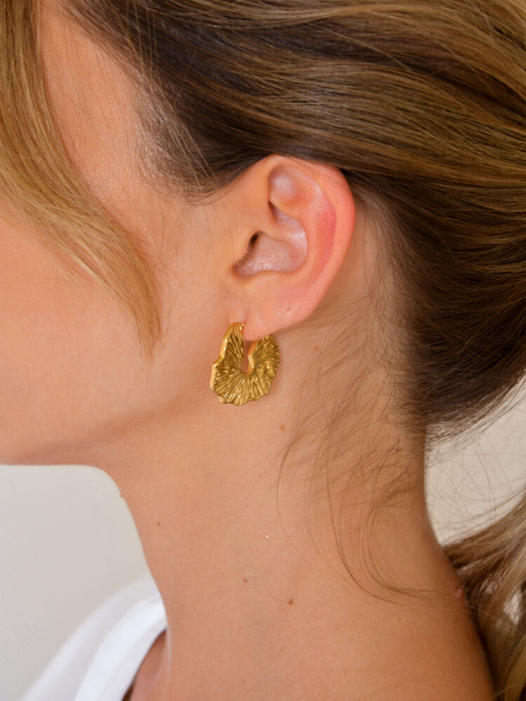 Brincos em Aço Dourados Trabalhados Achatados