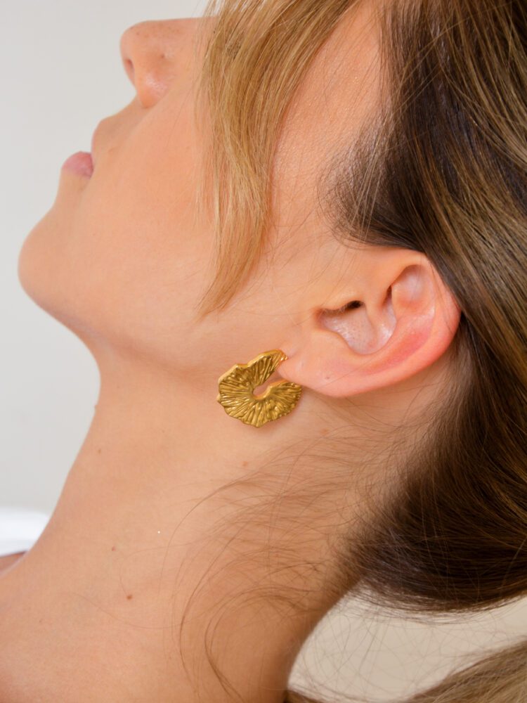 Brincos em Aço Dourados Trabalhados Achatados