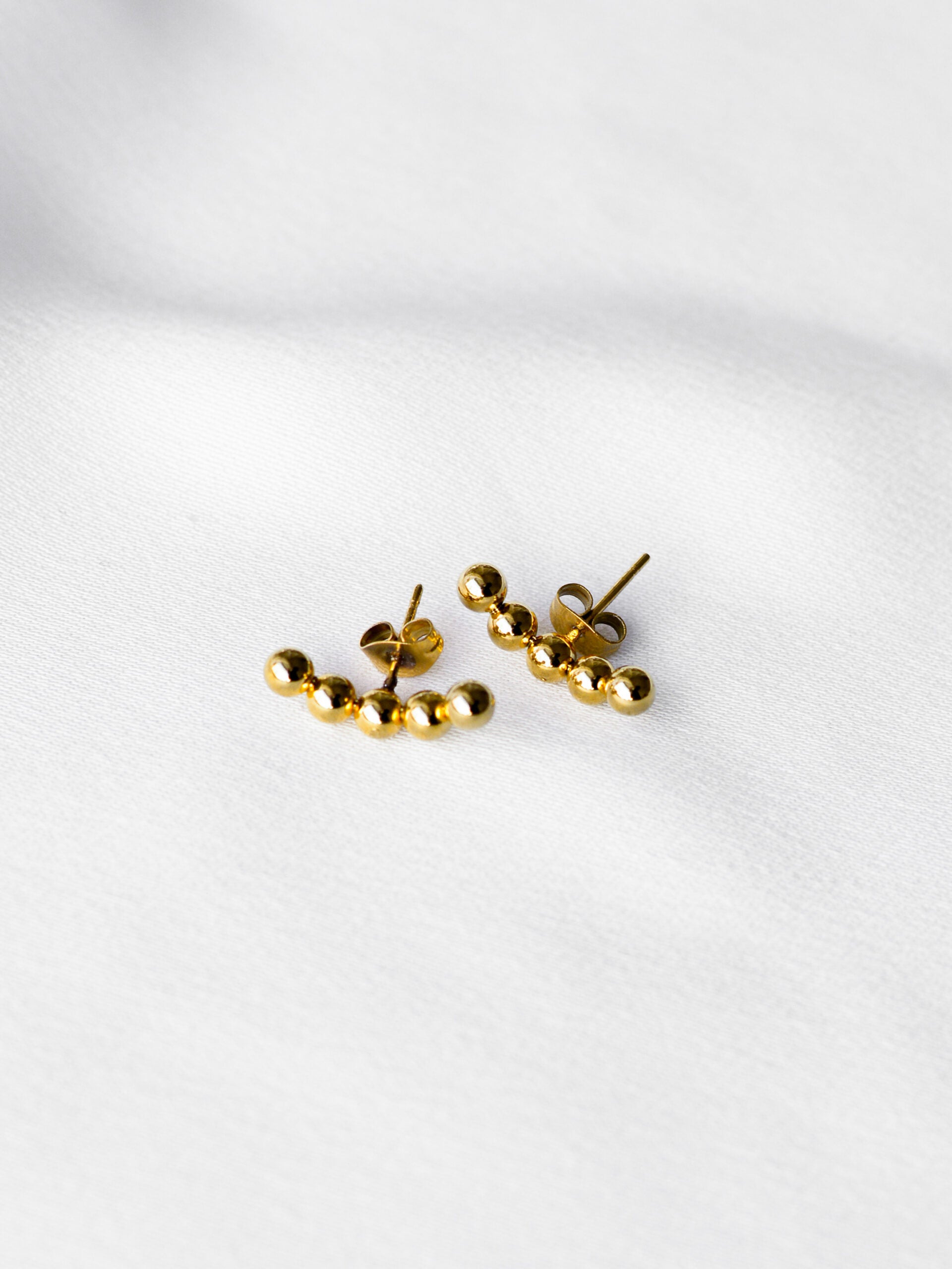 Brincos em Aço Dourados com Esferas