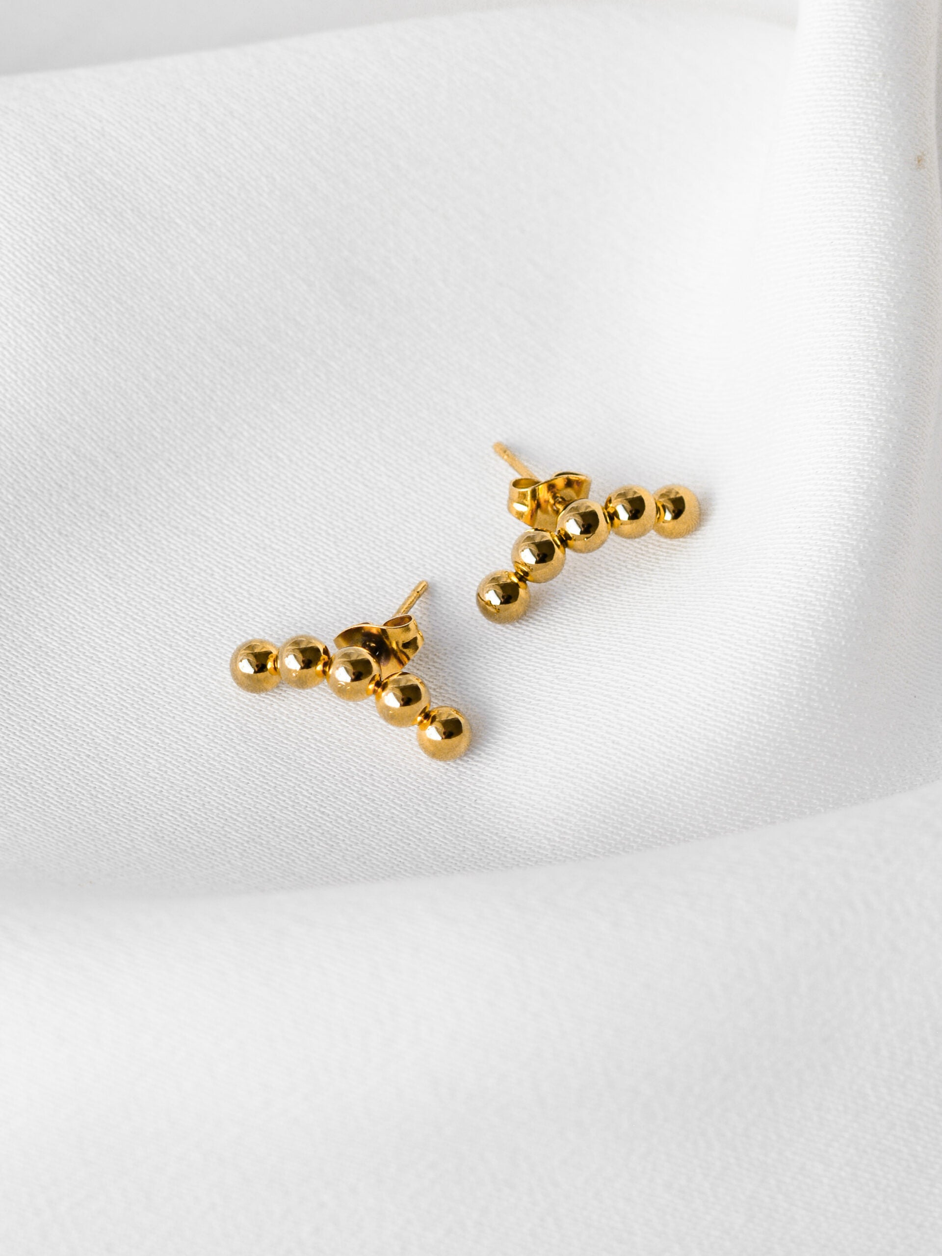 Brincos em Aço Dourados com Esferas