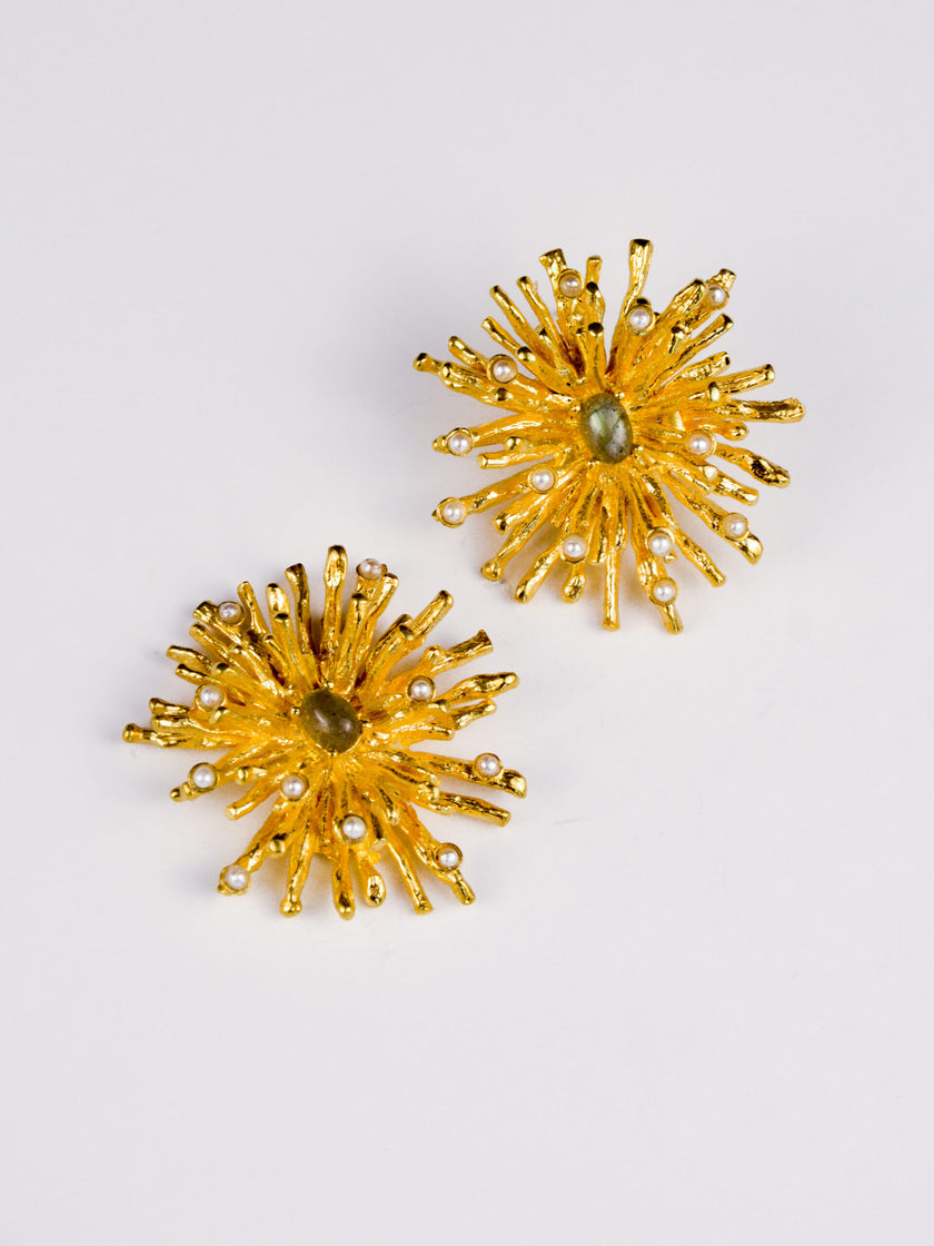 Brincos em Latão Ouriço com Pérolas e Pedra Pequena