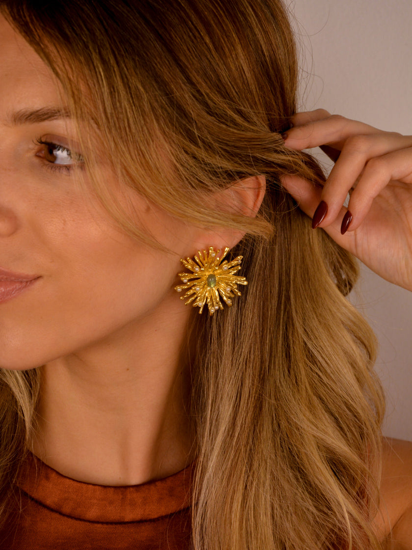 Brincos em Latão Ouriço com Pérolas e Pedra Pequena