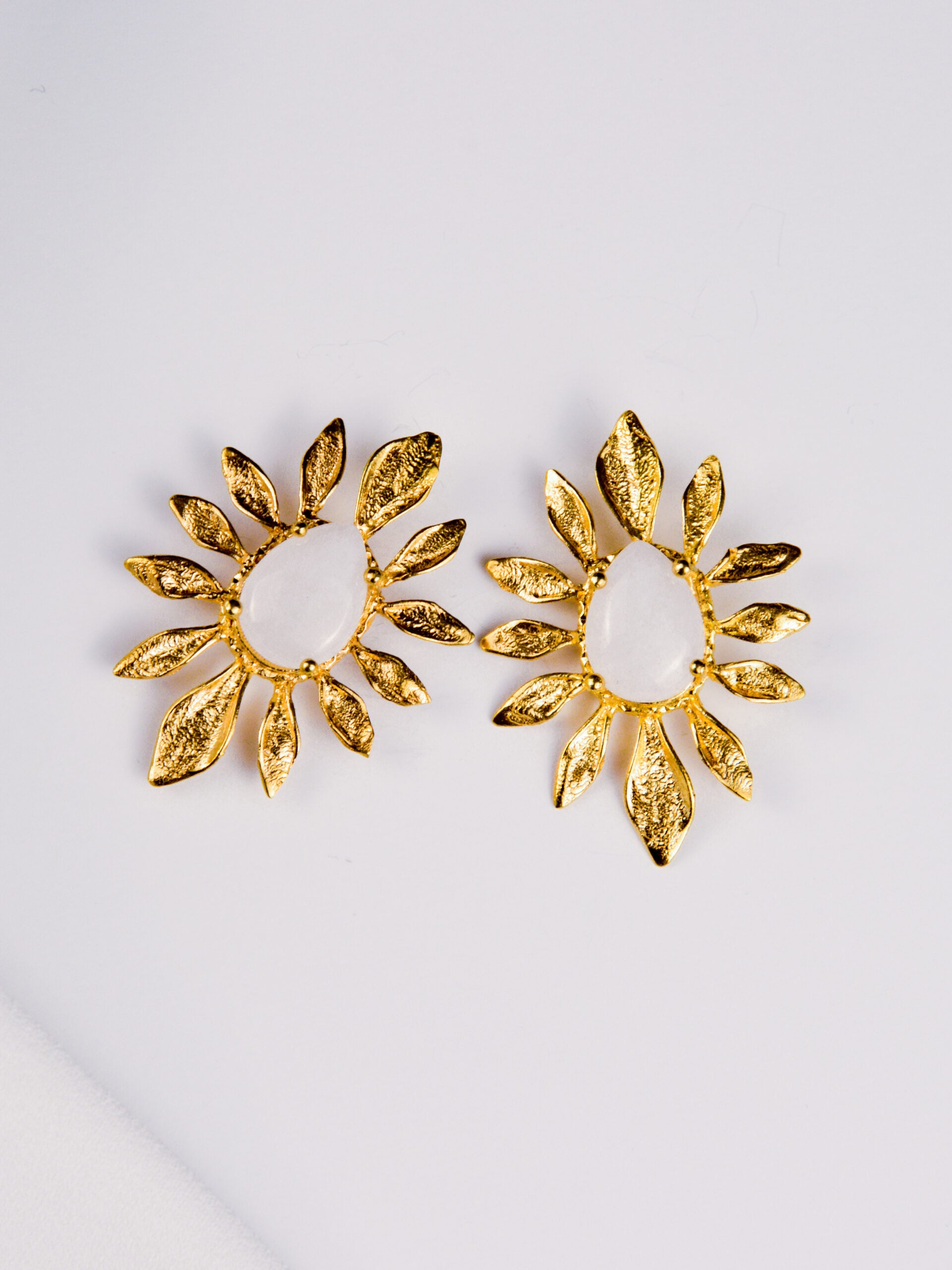 Brincos em Latão com Pedra Gota Branca e Folhas ao Redor