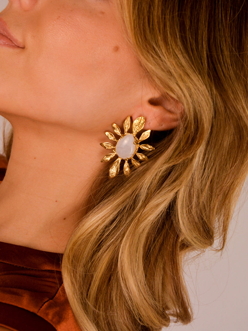 Brincos em Latão com Pedra Gota Branca e Folhas ao Redor