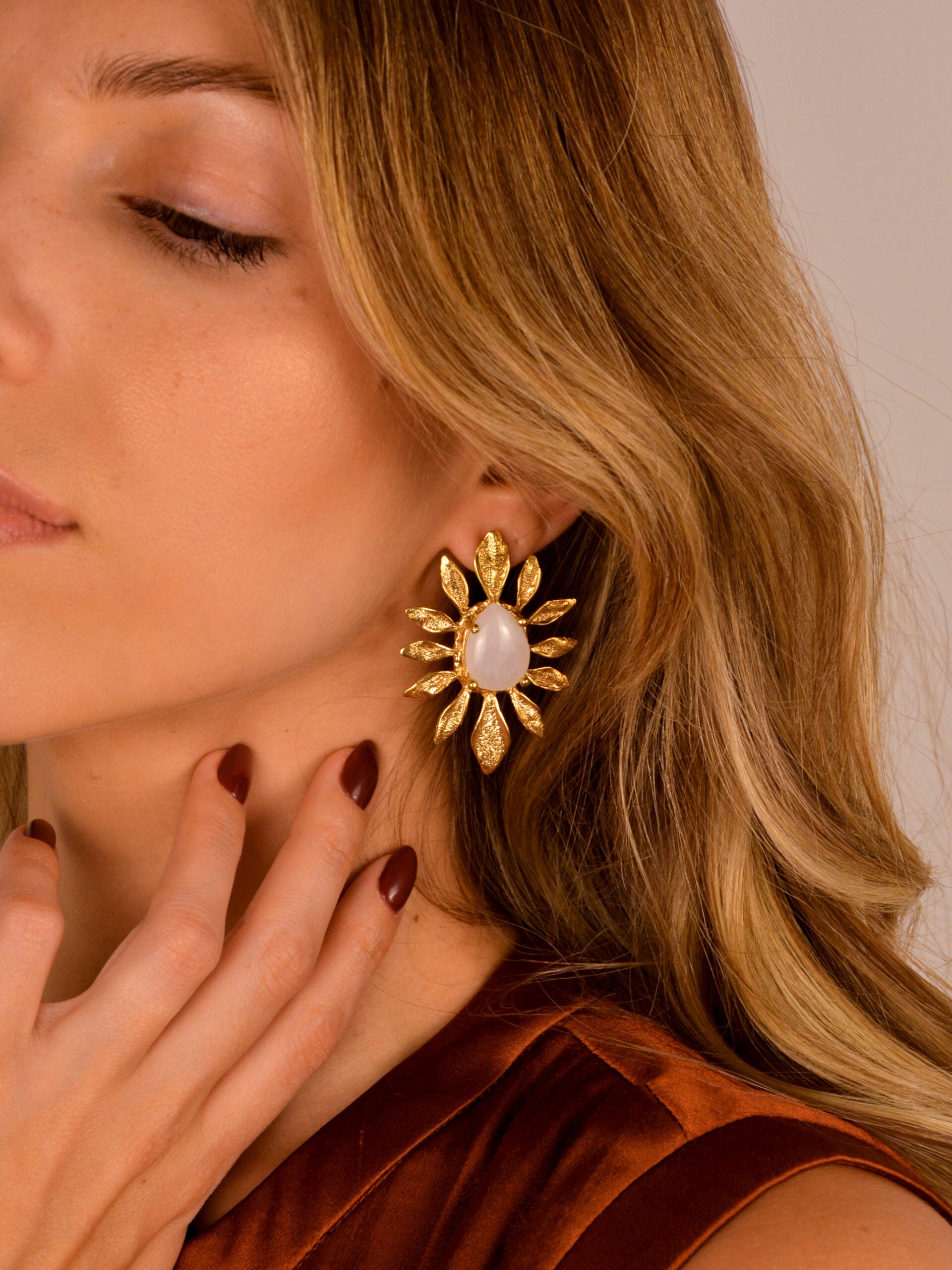 Brincos em Latão com Pedra Gota Branca e Folhas ao Redor