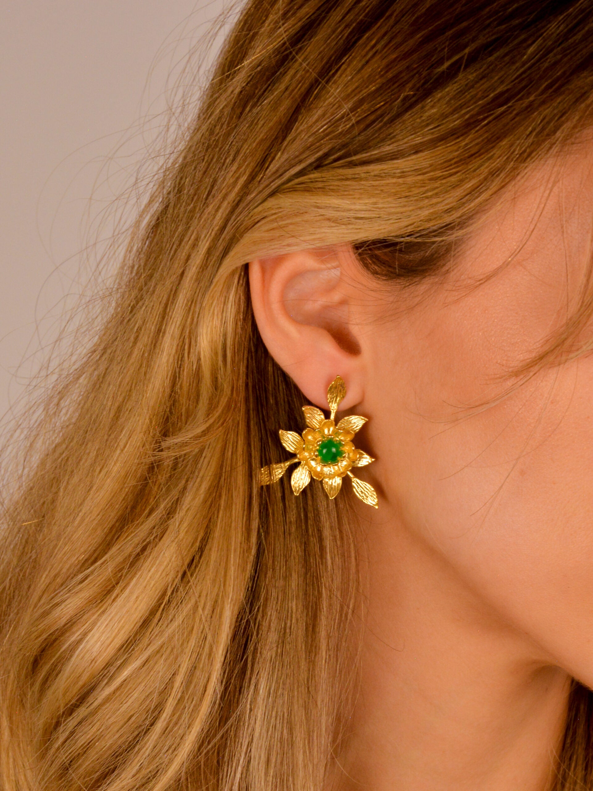 Brincos em Latão com Pedra Verde e Folhas ao Redor