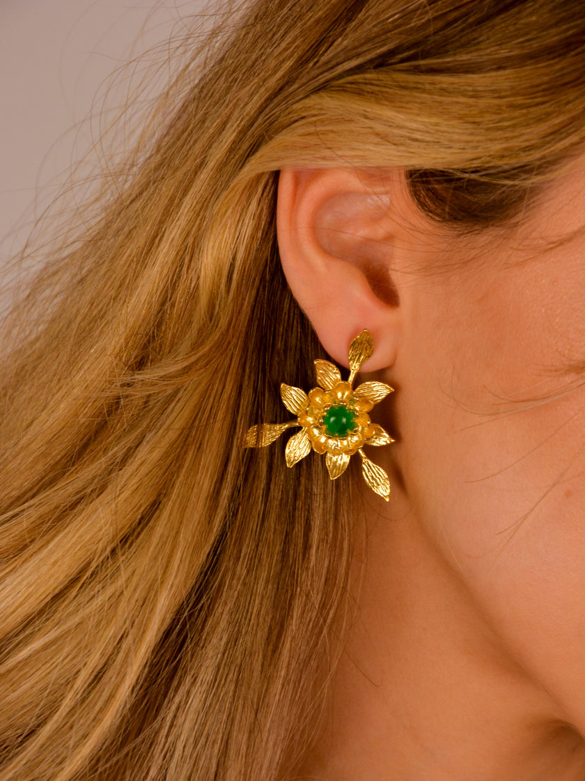 Brincos em Latão com Pedra Verde e Folhas ao Redor