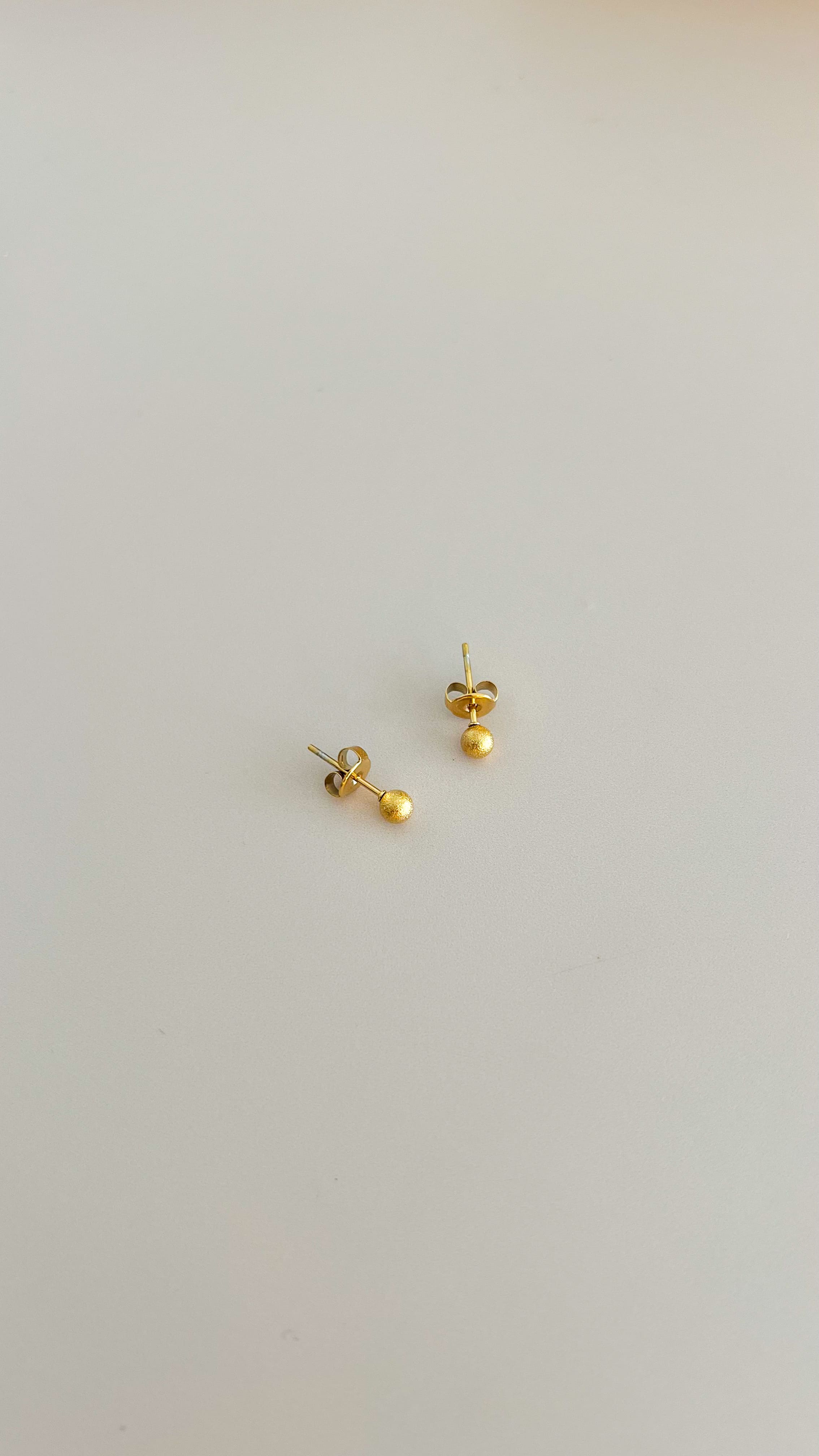 Brincos em Aço Pequeninos Esferas Douradas