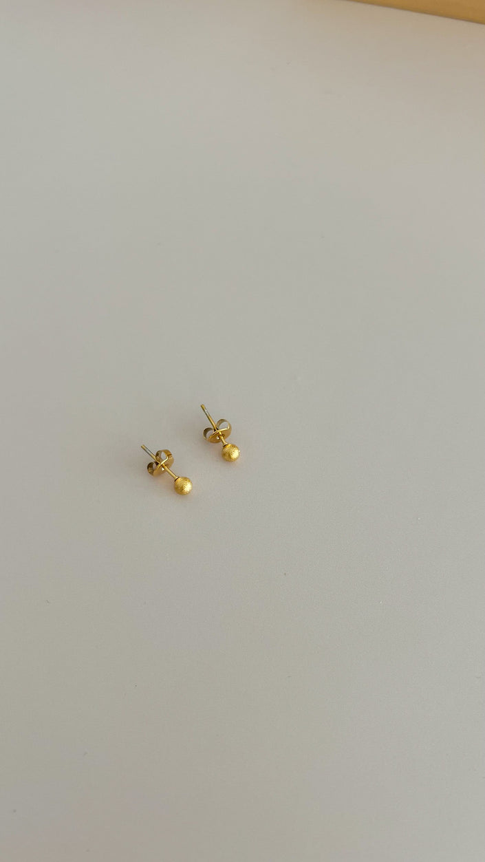 Brincos em Aço Pequeninos Esferas Douradas
