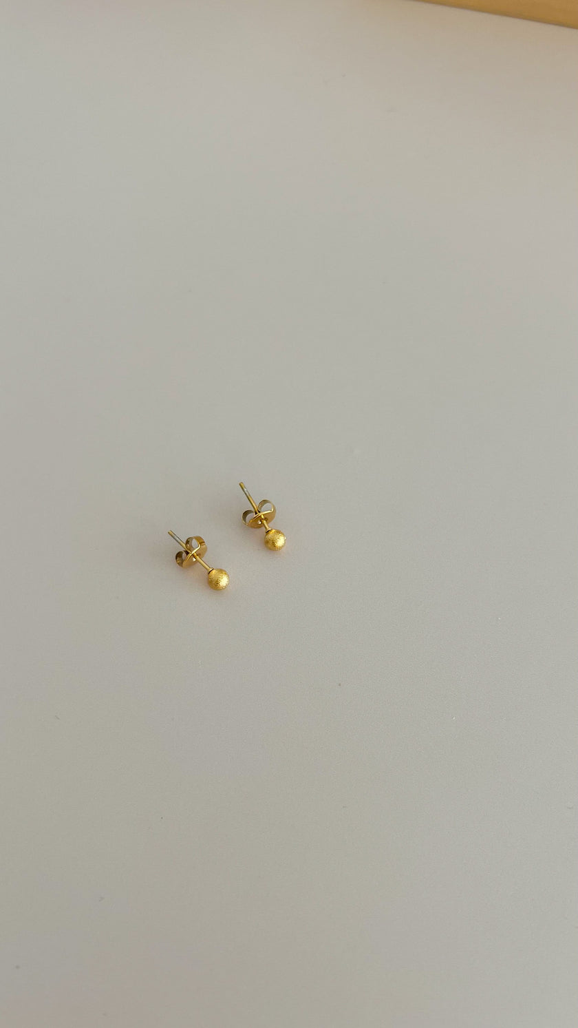 Brincos em Aço Pequeninos Esferas Douradas