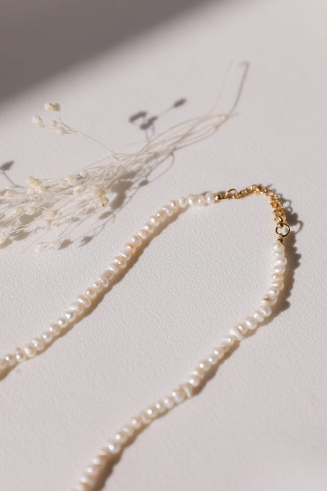 Colar Choker com Pérolas de Água Doce Pequeninas Arredondadas