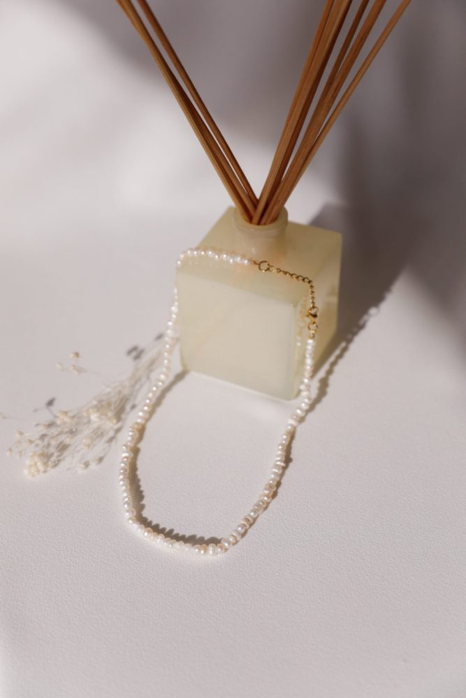 Colar Choker com Pérolas de Água Doce Pequeninas Arredondadas