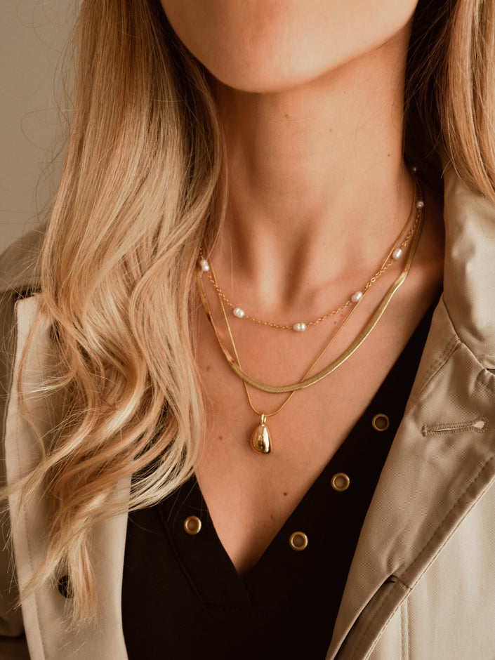 Colar Dourado em Aço Achatado