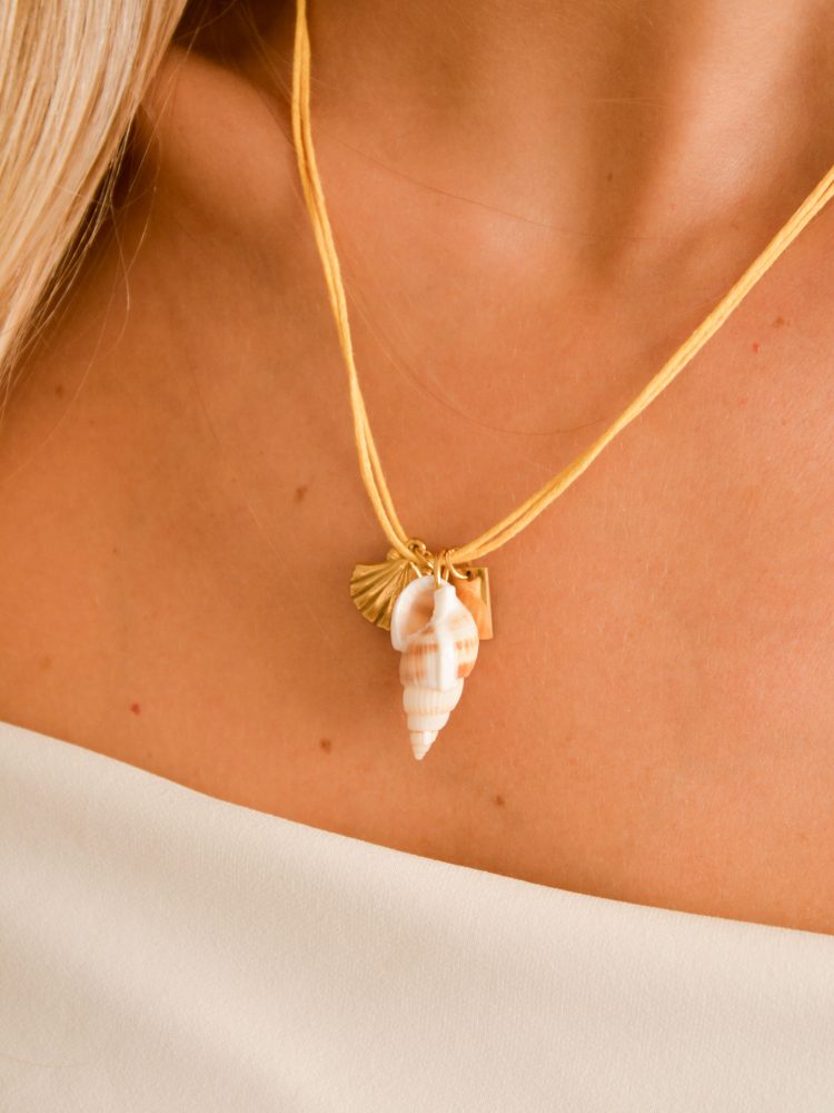 Colar Duplo Amarelo de Corda com Pendentes