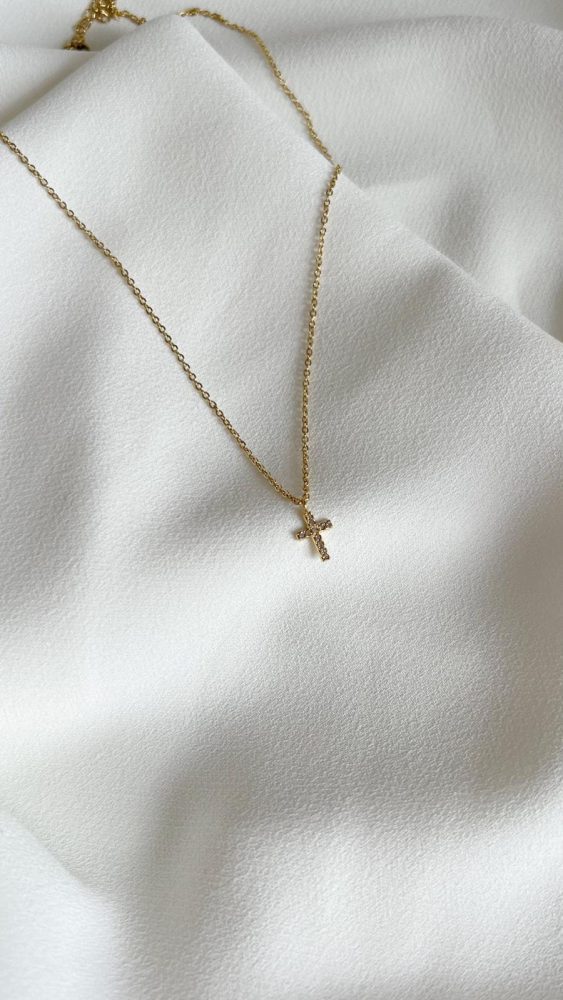 Colar com Cruz Pequenina com Brilhantes em Aço Dourado