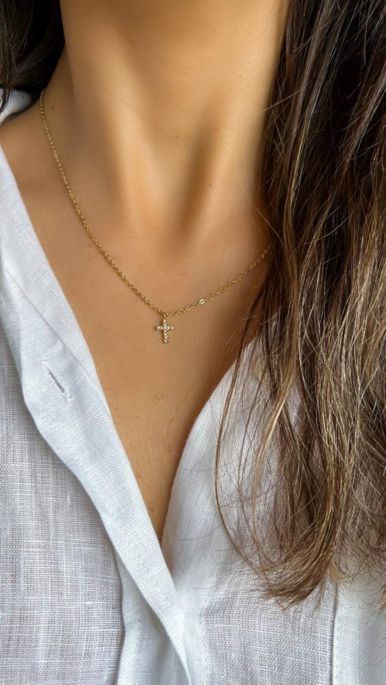 Colar com Cruz Pequenina com Brilhantes em Aço Dourado