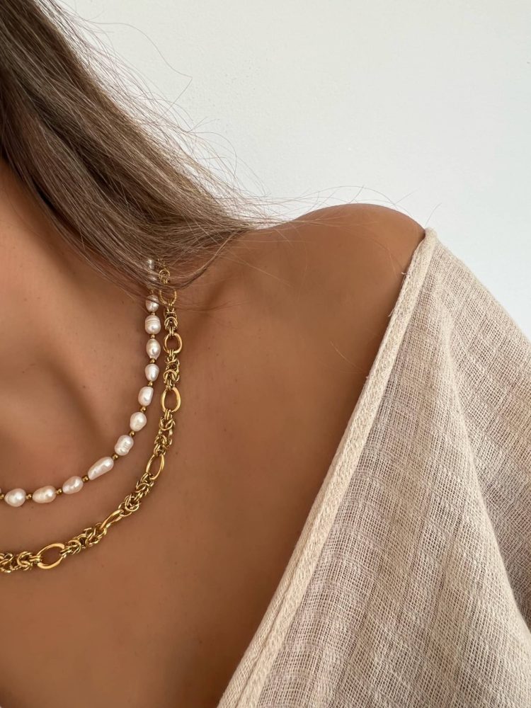 Colar em Aço Dourado Contemporâneo com Elos na Malha