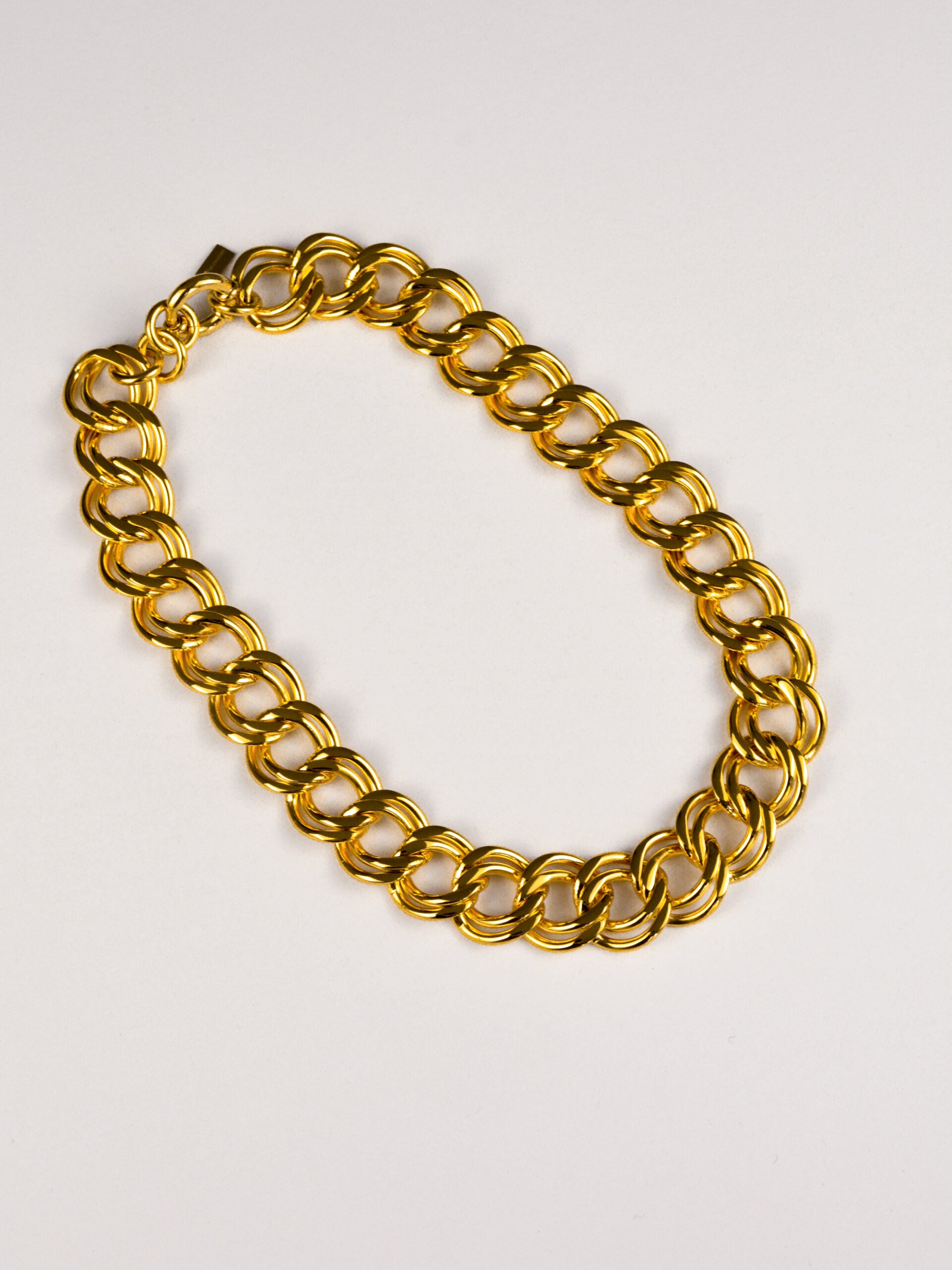 Colar em Aço Dourado Contemporâneo com Malha Dupla Larga