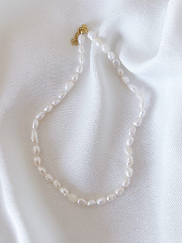 Colar em Aço Dourado Curto com Pérolas de Água Doce