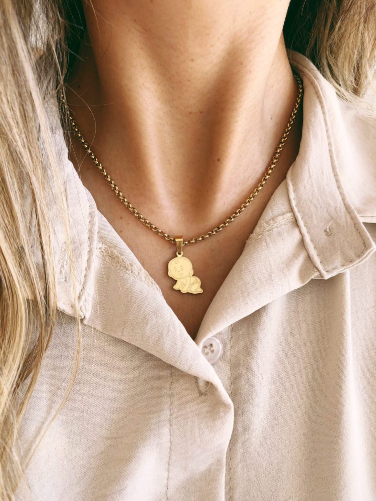 Colar em Aço Dourado com Bebés Menina e Menino