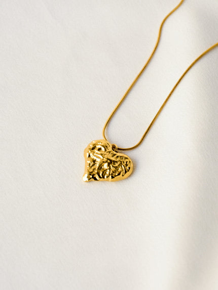 Colar em Aço Dourado com Coração Grande Trabalhado3