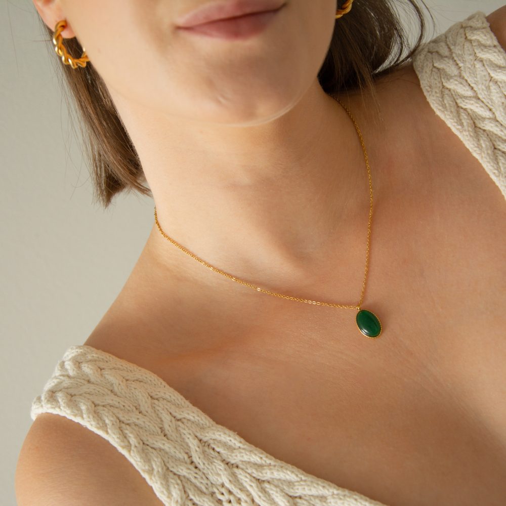 Colar em Aço Dourado com Pedra Oval Verde