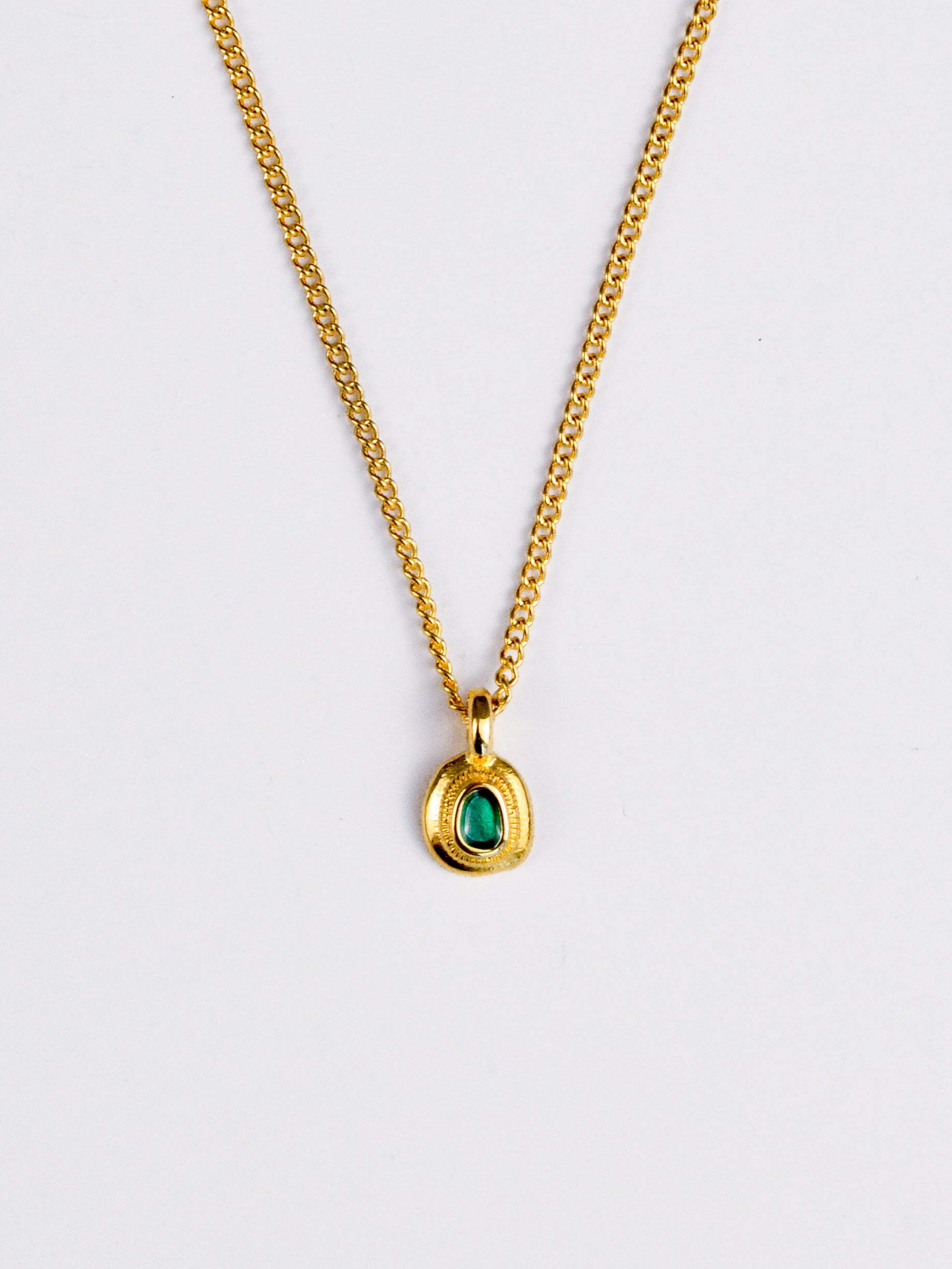 Colar em Aço Dourado com Pendente Pequenino Verde