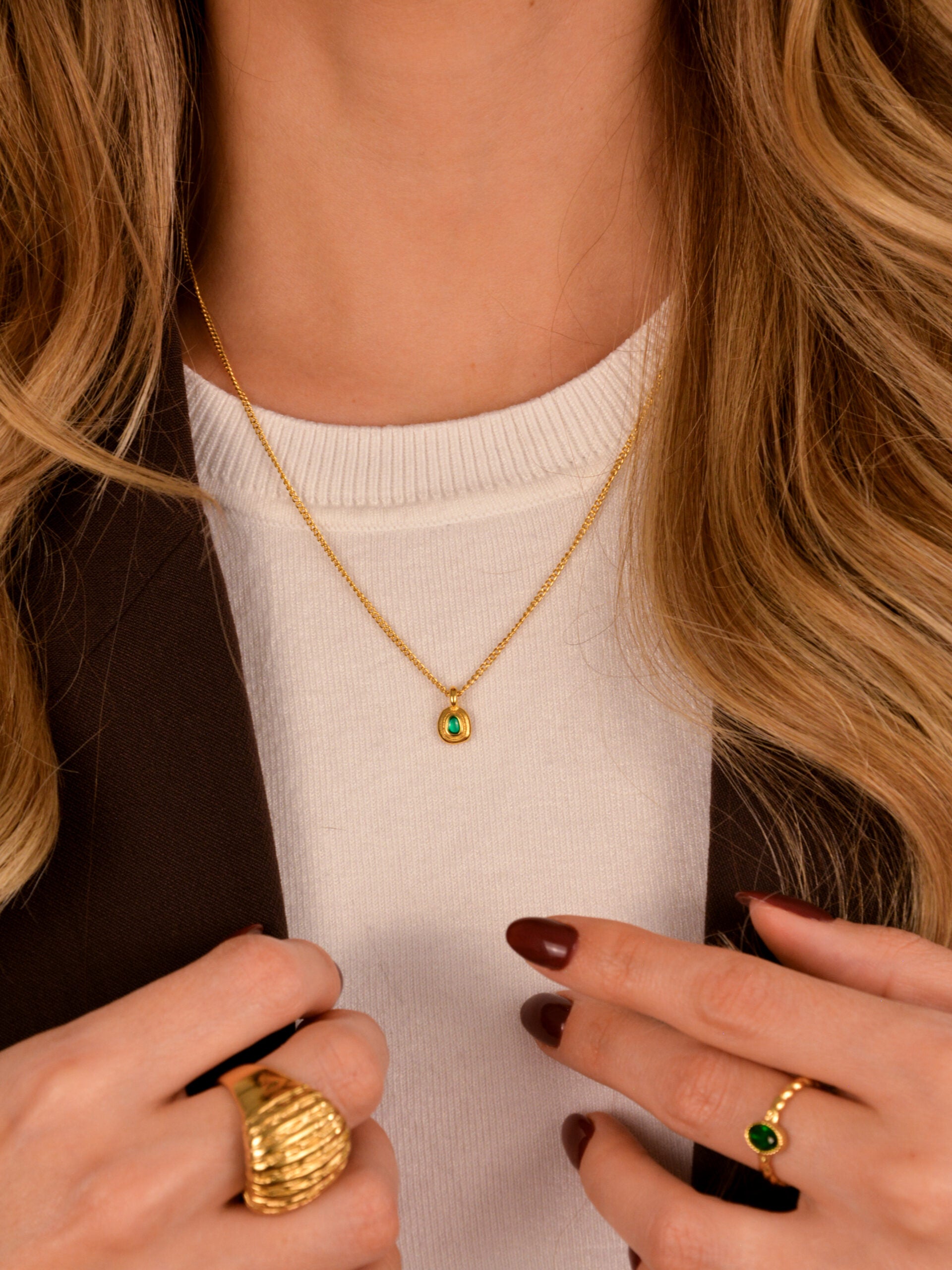 Colar em Aço Dourado com Pendente Pequenino Verde