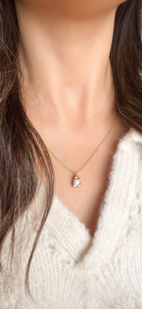 Colar em Aço Dourado com Pendente Pequenino com Pérola2