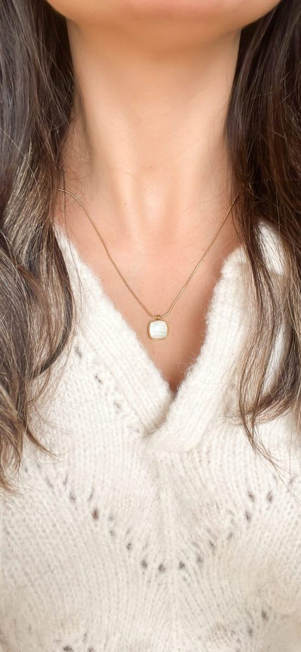 Colar em Aço Dourado com Pendente Quadrado Madrepérola